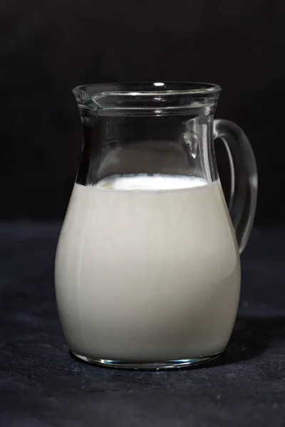 Krug Mit Frischer Milch Auf Schwarzem Hintergrund Nahaufnahme — Stockfoto