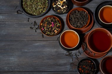 Çayın farklı çeşitleri, üst görünüm yatay