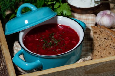 Geleneksel Rus yemeği - Ekşi kremalı ve dereotlu taze borç, yakın plan