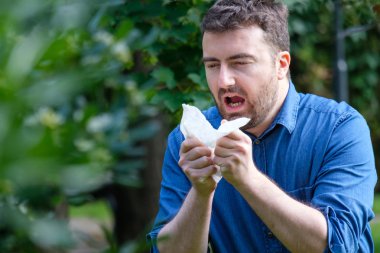 Polen alerjisi bahar kavram. Adam bir dokuda hapşırma