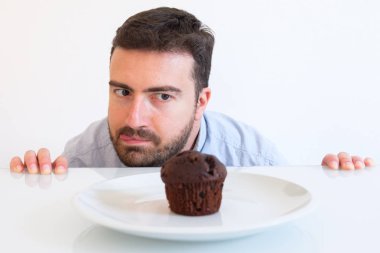 Tatlıya adam diyet çikolatalı muffin tarafından cazip