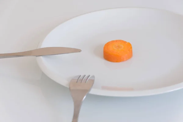 単一ニンジン野菜意味ダイエット コンセプトと空の皿 — ストック写真