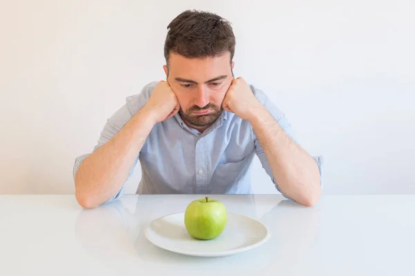 Λυπημένοι Και Απογοητευμένοι Άνθρωπος Δίαιτα Έχοντας Μόνο Φρούτα Για Γεύμα — Φωτογραφία Αρχείου