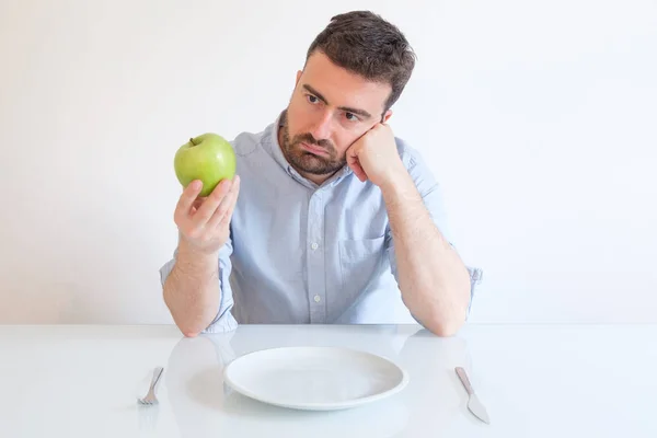 Βαριούνται Άνθρωπος Που Τρώει Μόνο Ένα Μήλο Για Δίαιτα — Φωτογραφία Αρχείου