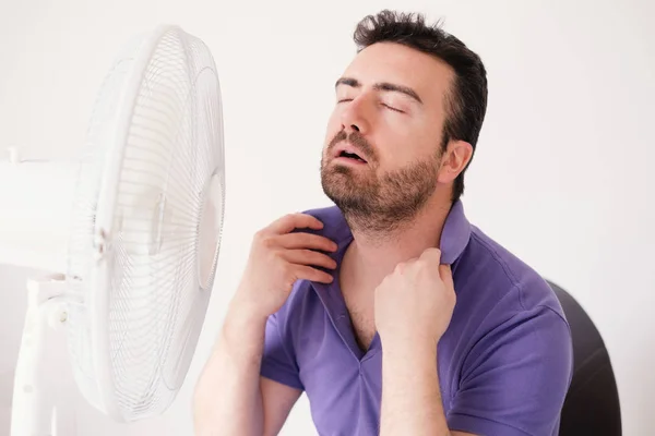 Homem Refrescante Frente Ventilador Elétrico — Fotografia de Stock