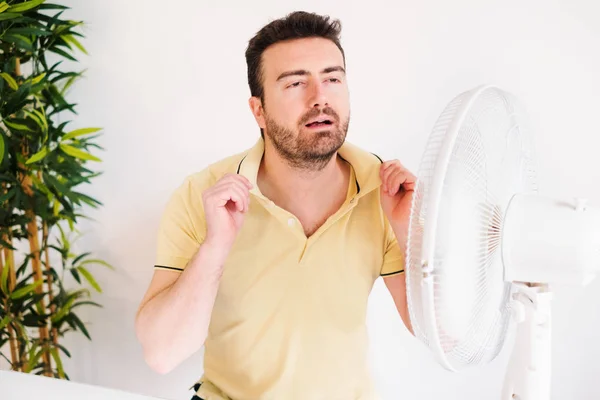 Jovem Suando Porque Calor Verão Neblina — Fotografia de Stock