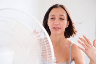 Yenilemek çalışıyor ve yaz haze karşı soğutma genç kız