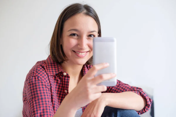 Mulher Jovem Navegando Internet Seu Telefone Celular Olhando Para Câmera — Fotografia de Stock