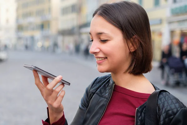 Mujer Joven Usando Asistente Vocal Enviando Mensaje Vocal — Foto de Stock