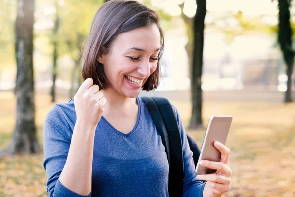 Chica Sonriente Recibiendo Buenas Noticias Teléfono — Foto de Stock