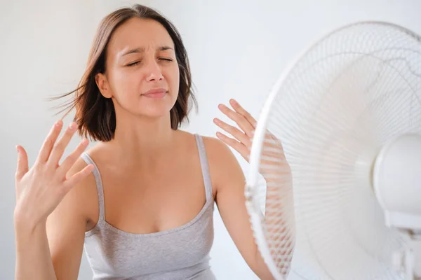 Mujer Refrescante Delante Ventilador Eléctrico Ventilador — Foto de Stock