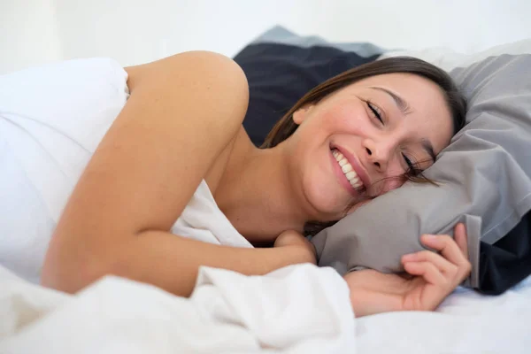 Mujer Feliz Despertando Mañana Sonriendo — Foto de Stock