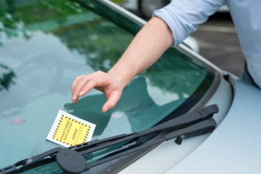 Park cezası para cezası yanlış araba camına yerleştirilen