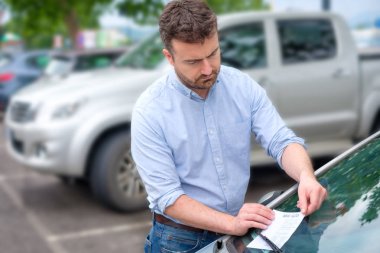 Şaşırmış adam Park cezası arabasına iyi bulma