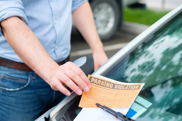 Hombre Encontrar Una Multa Multa Multa Bajo Parabrisas Del Coche — Foto de Stock