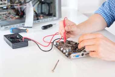 Eller servis merkezi bir bilgisayar onarım teknisyeni