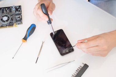 Profesyonel tamirci bırakılan telefon servis merkezi ekran kırık tamir