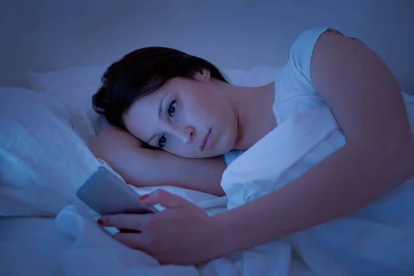 Jonge Vrouw Met Behulp Van Telefoon Het Bed Liggen Nachts — Stockfoto