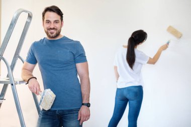 Sevgi dolu çift ev yenileme birlikte yaptığı gülümseyen