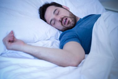 Horlama sorunu kavramı. Horlama ve uyku yatakta adam