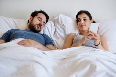 İlişkisi ve erkek uyku modundayken diğer adamla sohbet kadın yalancı