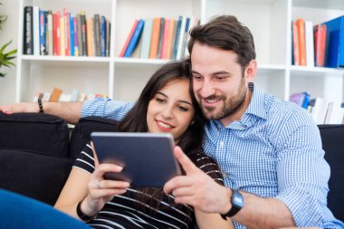 İzlerken internet medya içeriği dijital tablet genç çift