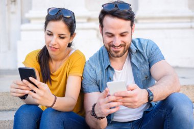 Kaç şehirde açık oturan bir akıllı telefon, sosyal ağ üzerinde medya paylaşma