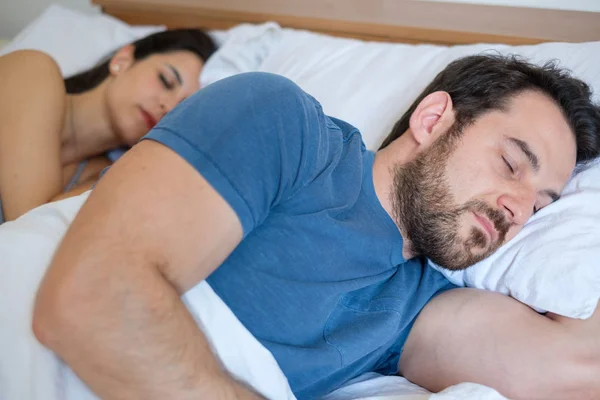 Casal Jovem Dormindo Juntos Cama — Fotografia de Stock