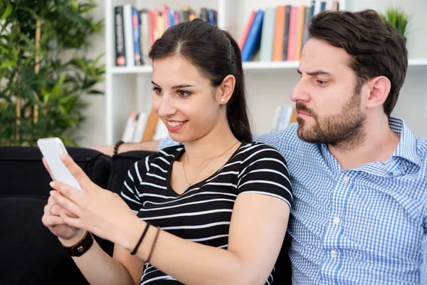 Sospechoso Novio Tratando Leer Mensajes Teléfono Móvil Novia — Foto de Stock