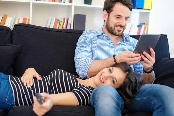 Pareja Moderna Viendo Contenido Multimedia Internet Televisión Inteligente — Foto de Stock