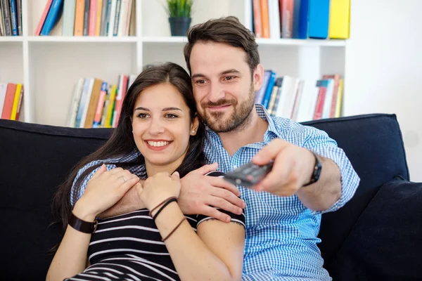 Uvolněné Pár Sledování Filmů Televizi — Stock fotografie