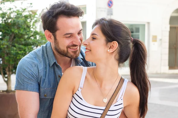 Jovem Homem Jovem Apaixonando Início Namoro Pouco Antes Beijar — Fotografia de Stock