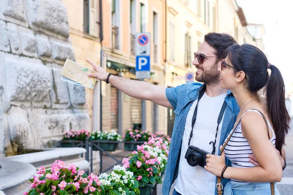 Pareja Turistas Observando Monumento Ciudad Señalando Punto Referencia —  Fotos de Stock