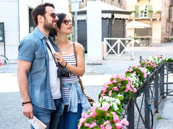 Casal Turistas Assistindo Monumento Cidade — Fotografia de Stock