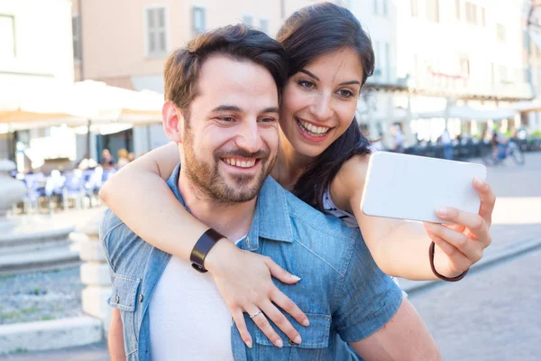 Joven Pareja Feliz Tomando Una Selfie Con Smartphone Descubriendo Ciudad —  Fotos de Stock