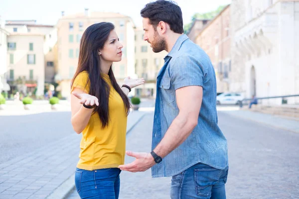 Pareja Joven Discutiendo Calle Problemas Relación —  Fotos de Stock