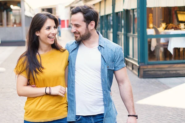 Çift gülüyor, yürüyüş ve şehirde sarılma
