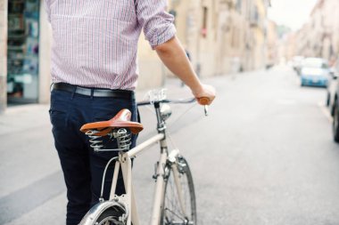 Ekolojik Taşımacılık/Nakliyat kavramı, Bisiklet şehirde sokak tutan adam