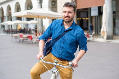 Bir genç şık adam şehir onun bisiklet sürme