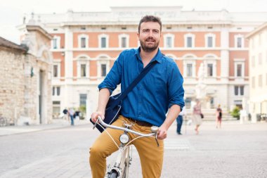 Yaşam tarzı, taşıma ve insan kavramı, Genç adam binicilik bisiklet şehir