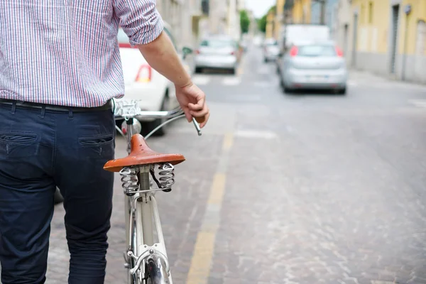 Adam bisiklet olan gidiş tarzı ile