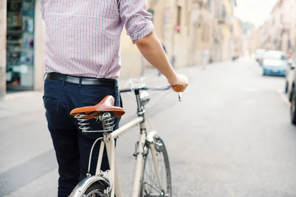 Ekolojik Taşımacılık/Nakliyat kavramı, Bisiklet şehirde sokak tutan adam