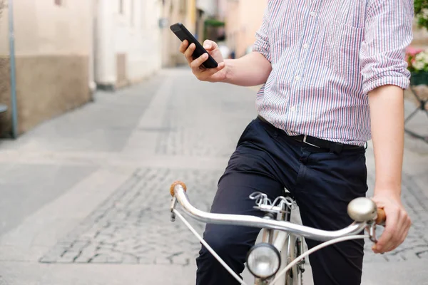 Ekolojik Taşımacılık/Nakliyat kavramı, Bisiklet şehirde cep telefonu ile sokak tutan adam