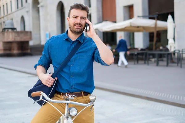 Hombre Ciclista Usando Teléfono Inteligente Moderno Fuera Descansando Después Montar — Foto de Stock