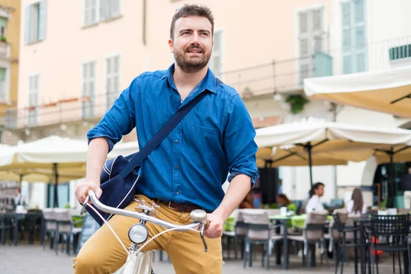Один Молодий Стильний Чоловік Їде Велосипеді Місті — стокове фото