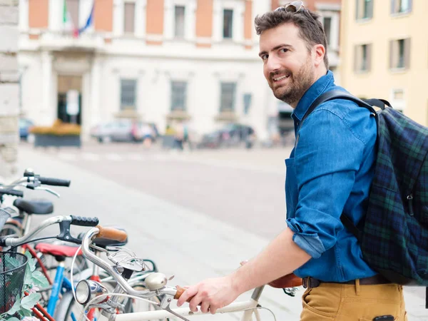 Hombre Joven Aparcamiento Bicicleta Aire Libre Ciudad — Foto de Stock