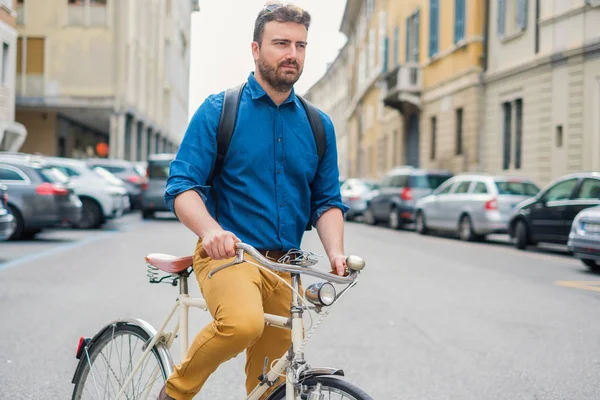 Ciclista Fuera Descansando Después Montar Bicicleta Calle Ciudad — Foto de Stock