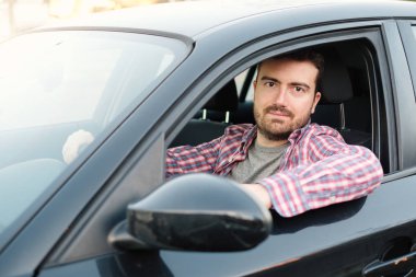 Neşeli adam yeni arabasını ve kameraya gülümseyen