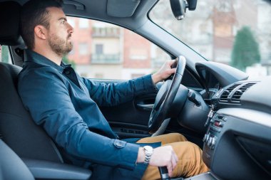 Rahat delikanlı bir araba