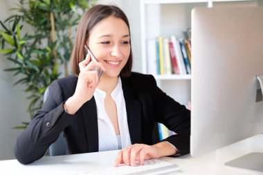 Bir telefon görüşmesi ile akıllı telefon ofis çalışanı